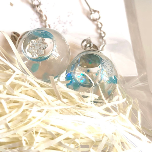 ✞『オーロラ雪の結晶ピアス』 （雪の結晶 ホワイト ゆらゆら ガラス  