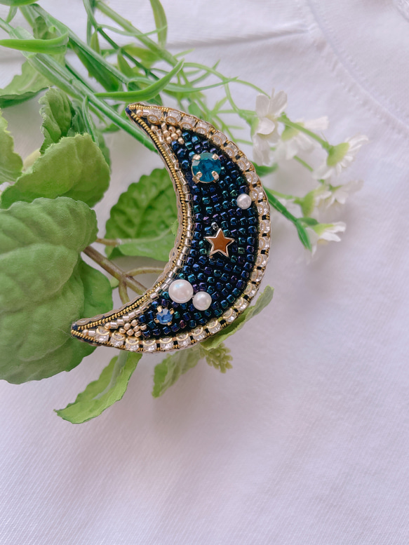音楽家ビーズ刺繍ブローチ ビーズ刺繍ブローチ【三日月/月/Mサイズ/ネイビー】 ブローチ atelier