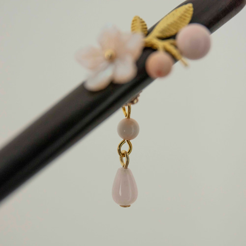 かんざしの女性　貝細工 桜のかんざし 蝶貝細工＆高級シェルパール 黒檀 木製 簪 つぼみ桜