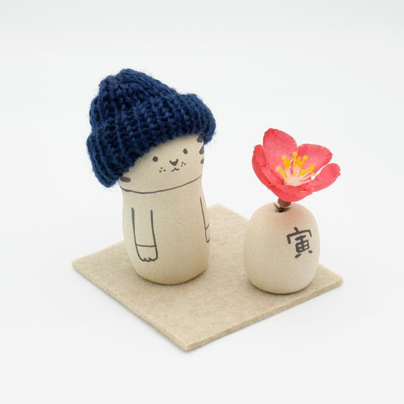 【干支置物】手作り陶人形 ニット帽をかぶった寅さん Mサイズ 3枚目の画像