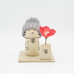 【干支置物】手作り陶人形 ニット帽をかぶった寅さん Mサイズ 1枚目の画像