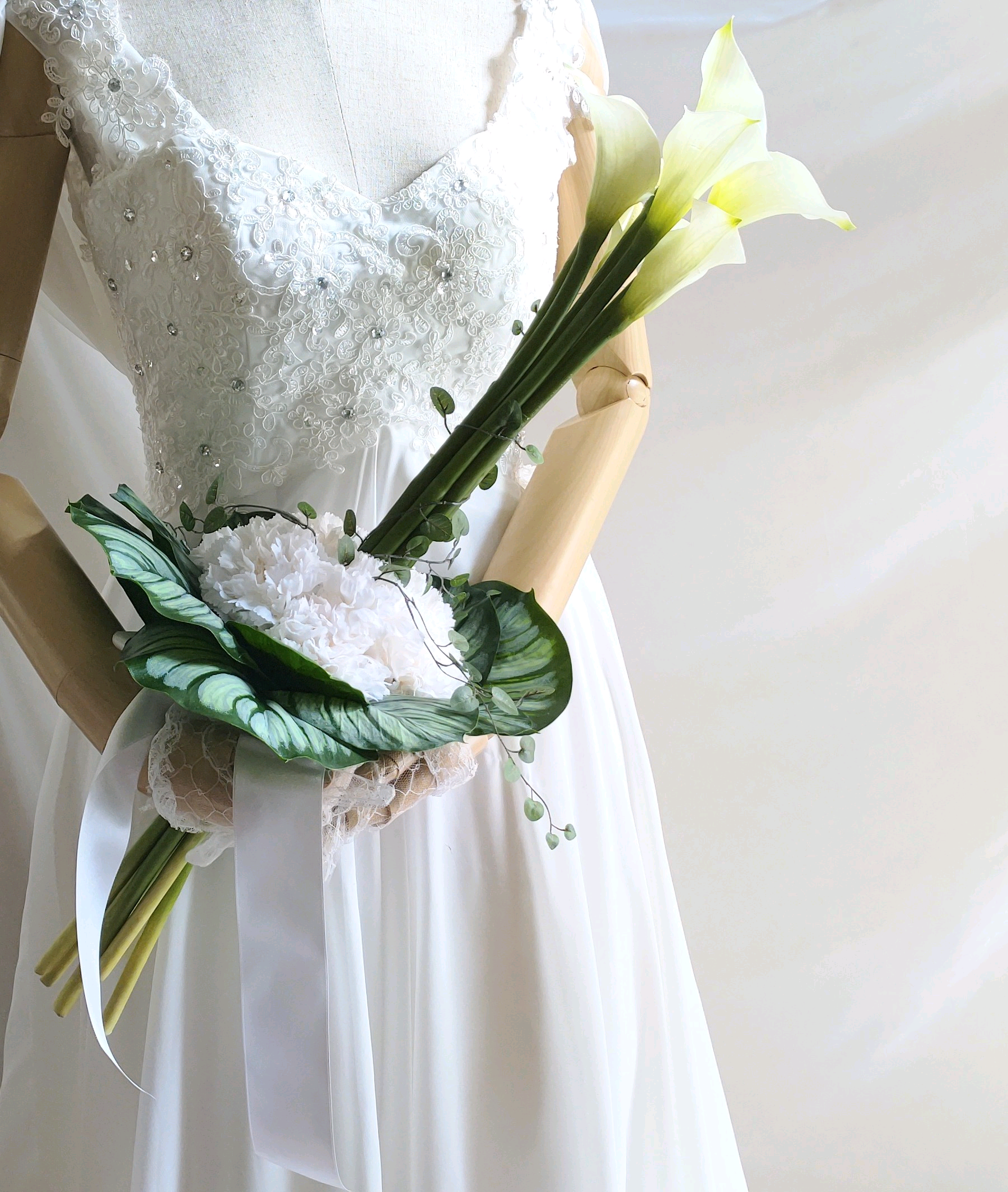 ウエディングブーケ(カラーとかーネーションのデザインのブーケ)ブートニア込み世界で１つ貴女だけにお勧めします。