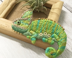 カメレオン☆手刺繍ブローチ