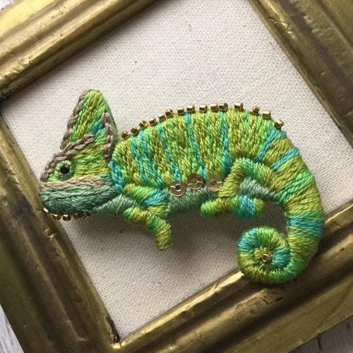 カメレオン☆手刺繍ブローチ ブローチ chikayo＊c-gallery 通販