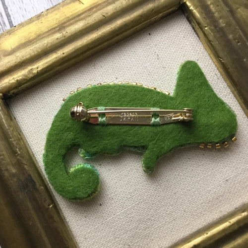 カメレオン☆手刺繍ブローチ ブローチ chikayo＊c-gallery 通販