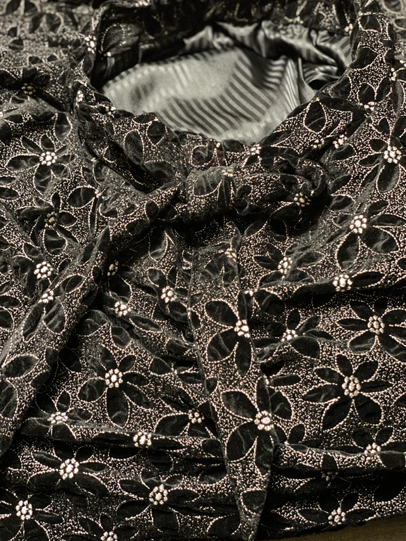 刺繍ベロアスカート。マーガレットような花の白と金の刺しゅうリボンフレアースカート 11枚目の画像