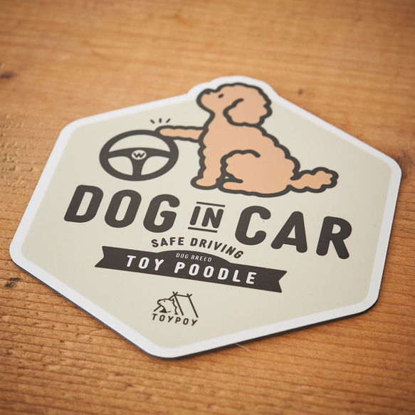 【トイプードル A】DOG IN CAR マグネットステッカー 2枚目の画像