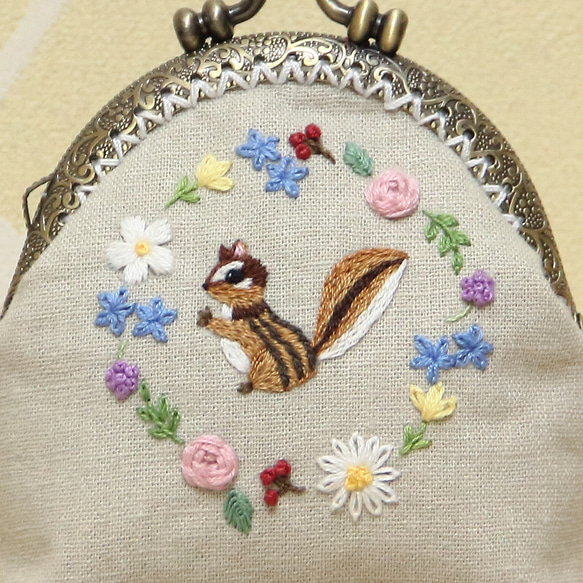 刺繡袋花栗鼠和花朵縫製淡綠色 第7張的照片
