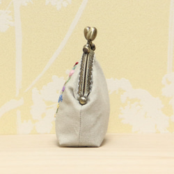 刺繡袋花栗鼠和花朵縫製淡綠色 第4張的照片