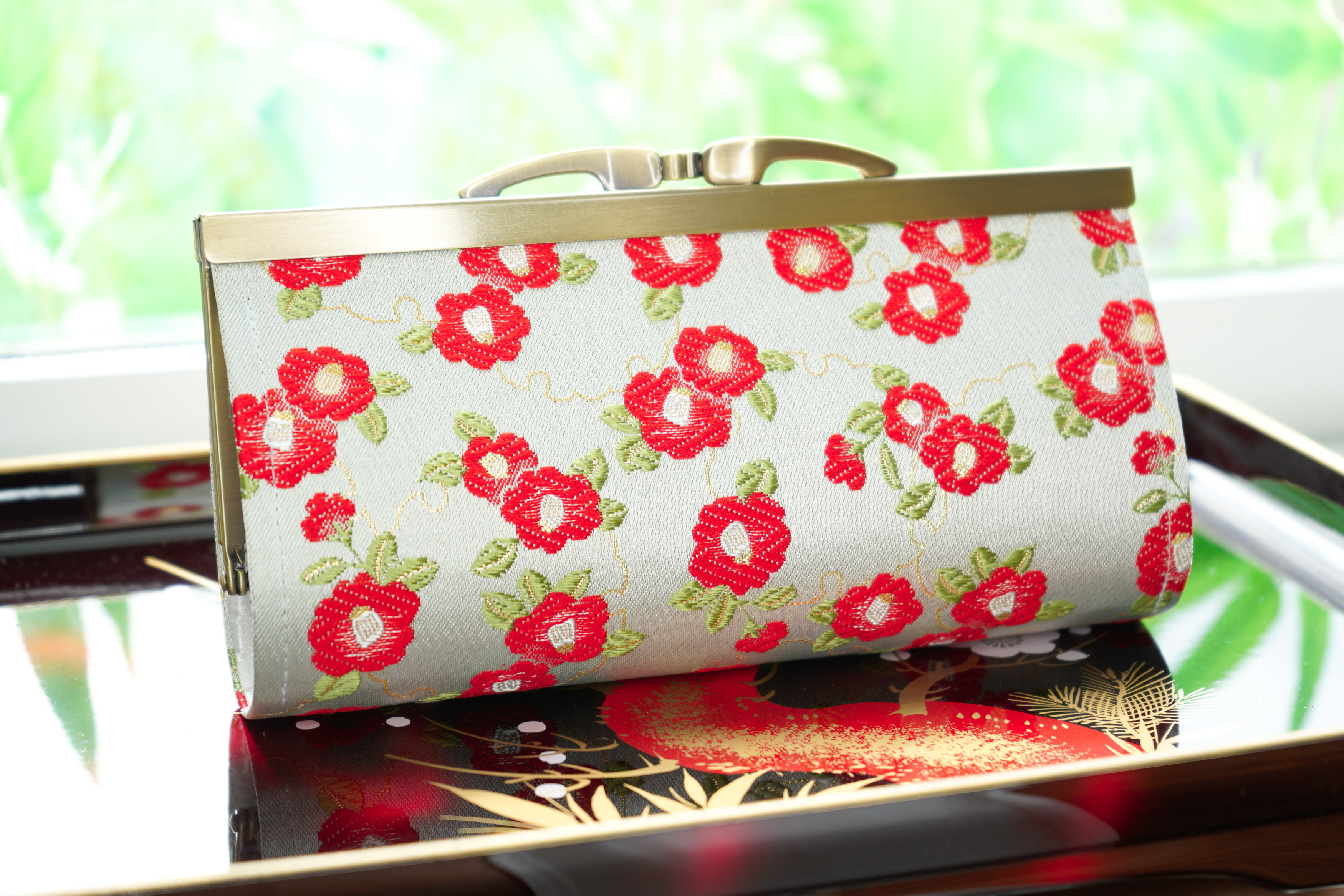 椿に雪輪と市松の金襴織物で中型長財布＊大人可愛いレトロモダン＊グレイッシュホワイト✕レッド