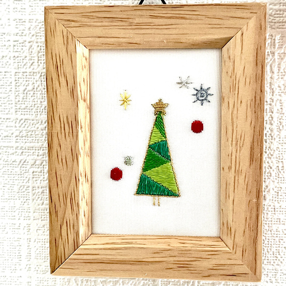 クリスマスツリー　刺繍フレーム　絹糸と金銀糸の日本刺繍　壁飾り　インテリア 9枚目の画像