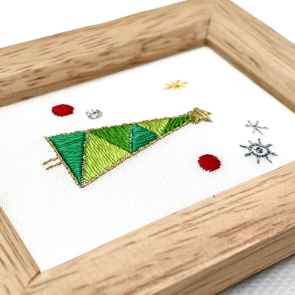 クリスマスツリー　刺繍フレーム　絹糸と金銀糸の日本刺繍　壁飾り　インテリア 7枚目の画像