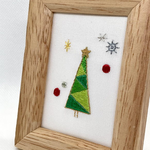 クリスマスツリー　刺繍フレーム　絹糸と金銀糸の日本刺繍　壁飾り　インテリア 3枚目の画像