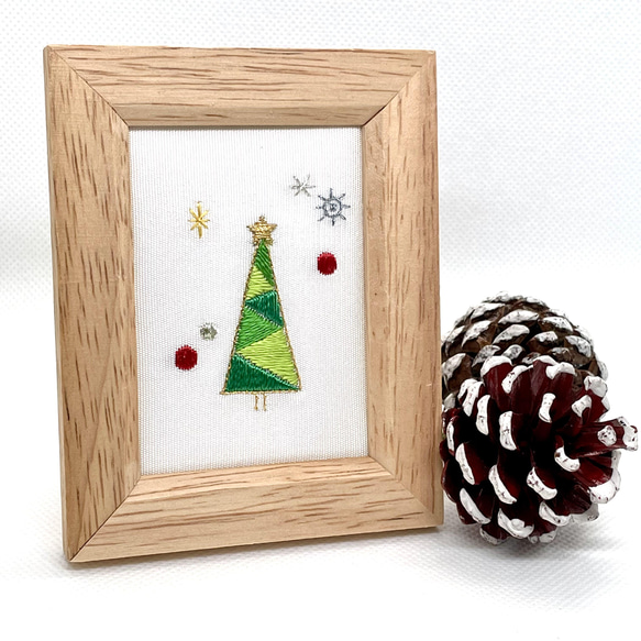クリスマスツリー　刺繍フレーム　絹糸と金銀糸の日本刺繍　壁飾り　インテリア 1枚目の画像