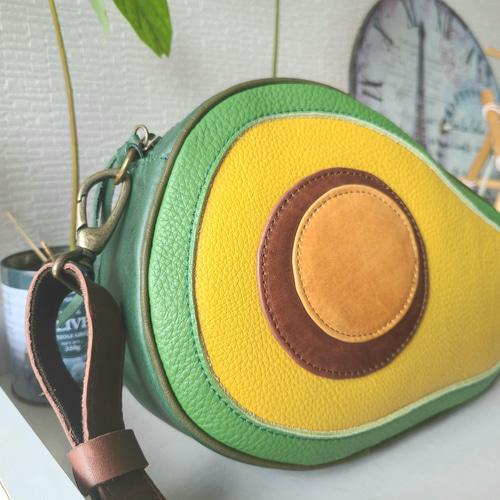 アボカドのカタチ☆ダイカット型のレザーミニバッグ【avo