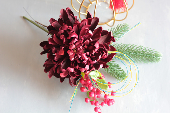 選べる2色【菊の造花付き】コロンと丸いゴールドワイヤーフラワーベースの投げ入れ 17枚目の画像