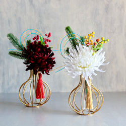 選べる2色【菊の造花付き】コロンと丸いゴールドワイヤーフラワーベースの投げ入れ 2枚目の画像