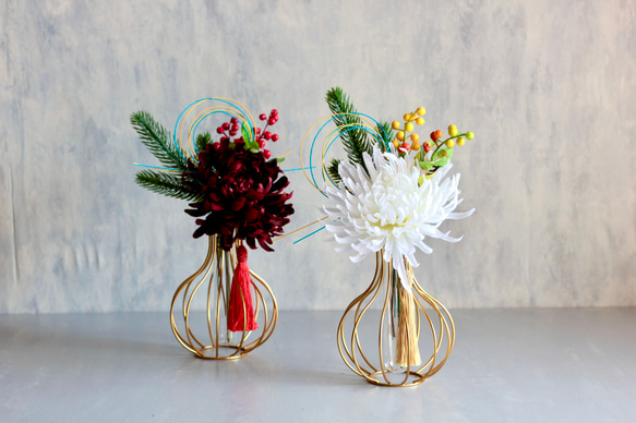 選べる2色【菊の造花付き】コロンと丸いゴールドワイヤーフラワーベースの投げ入れ 2枚目の画像