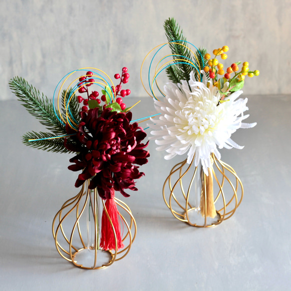 選べる2色【菊の造花付き】コロンと丸いゴールドワイヤーフラワーベースの投げ入れ 1枚目の画像