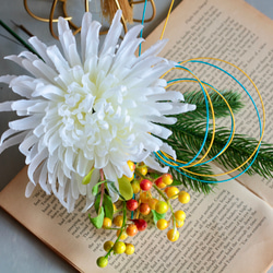 選べる2色【菊の造花付き】コロンと丸いゴールドワイヤーフラワーベースの投げ入れ 11枚目の画像