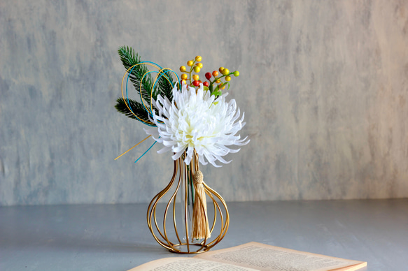 選べる2色【菊の造花付き】コロンと丸いゴールドワイヤーフラワーベースの投げ入れ 9枚目の画像