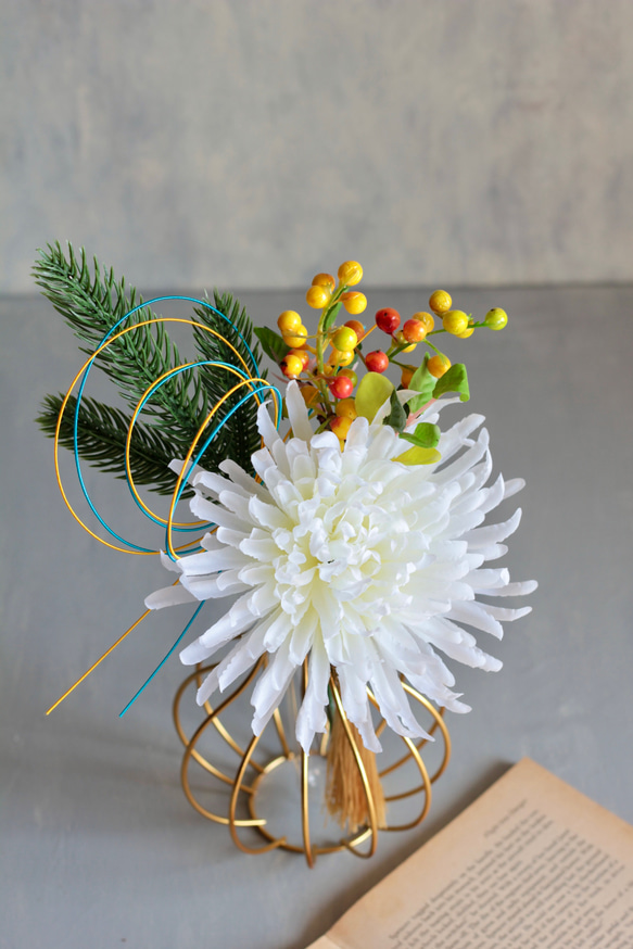 選べる2色【菊の造花付き】コロンと丸いゴールドワイヤーフラワーベースの投げ入れ 10枚目の画像