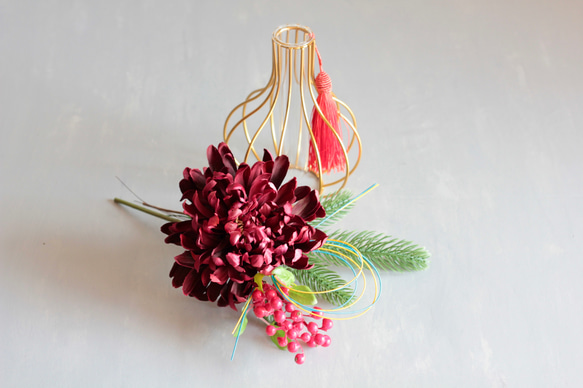 選べる2色【菊の造花付き】コロンと丸いゴールドワイヤーフラワーベースの投げ入れ 15枚目の画像