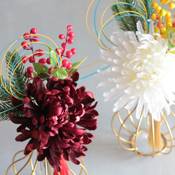 選べる2色【菊の造花付き】コロンと丸いゴールドワイヤーフラワーベースの投げ入れ 12枚目の画像