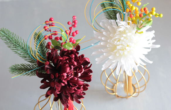 選べる2色【菊の造花付き】コロンと丸いゴールドワイヤーフラワーベースの投げ入れ 12枚目の画像