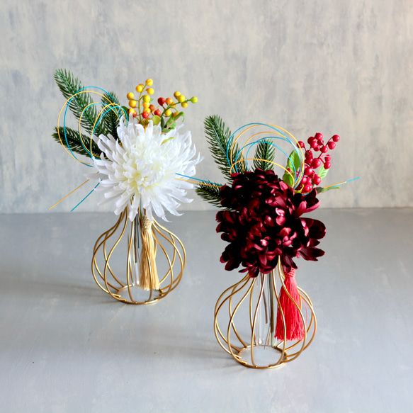 選べる2色【菊の造花付き】コロンと丸いゴールドワイヤーフラワーベースの投げ入れ 3枚目の画像