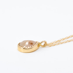 Beige Drop Diamond Necklace 3枚目の画像