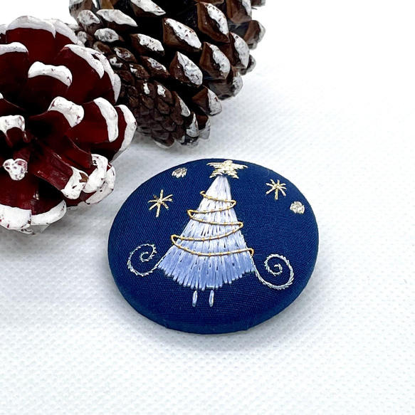 ☆夜空のクリスマスツリー　刺繍ブローチ　絹糸と金銀糸の日本刺繍　 3枚目の画像