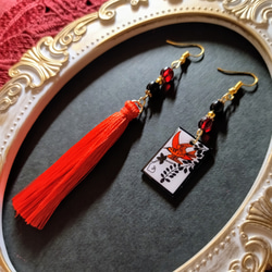 チャイナ】キョンシーの御札モチーフ&タッセルピアス(イヤリング)（黒