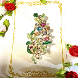 40〜 花シリーズ‼️鮮やかなクリスタルガラスの花をいっぱいつけたブローチ　Ａ 1枚目の画像