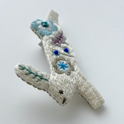 （受注制作）刺繍ブローチ「ハナユキウサギ」 2枚目の画像