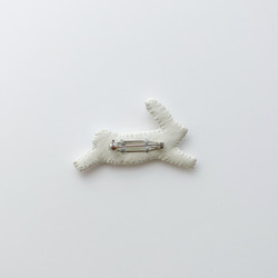 （受注制作）刺繍ブローチ「ハナユキウサギ」 4枚目の画像
