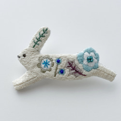 （受注制作）刺繍ブローチ「ハナユキウサギ」 1枚目の画像