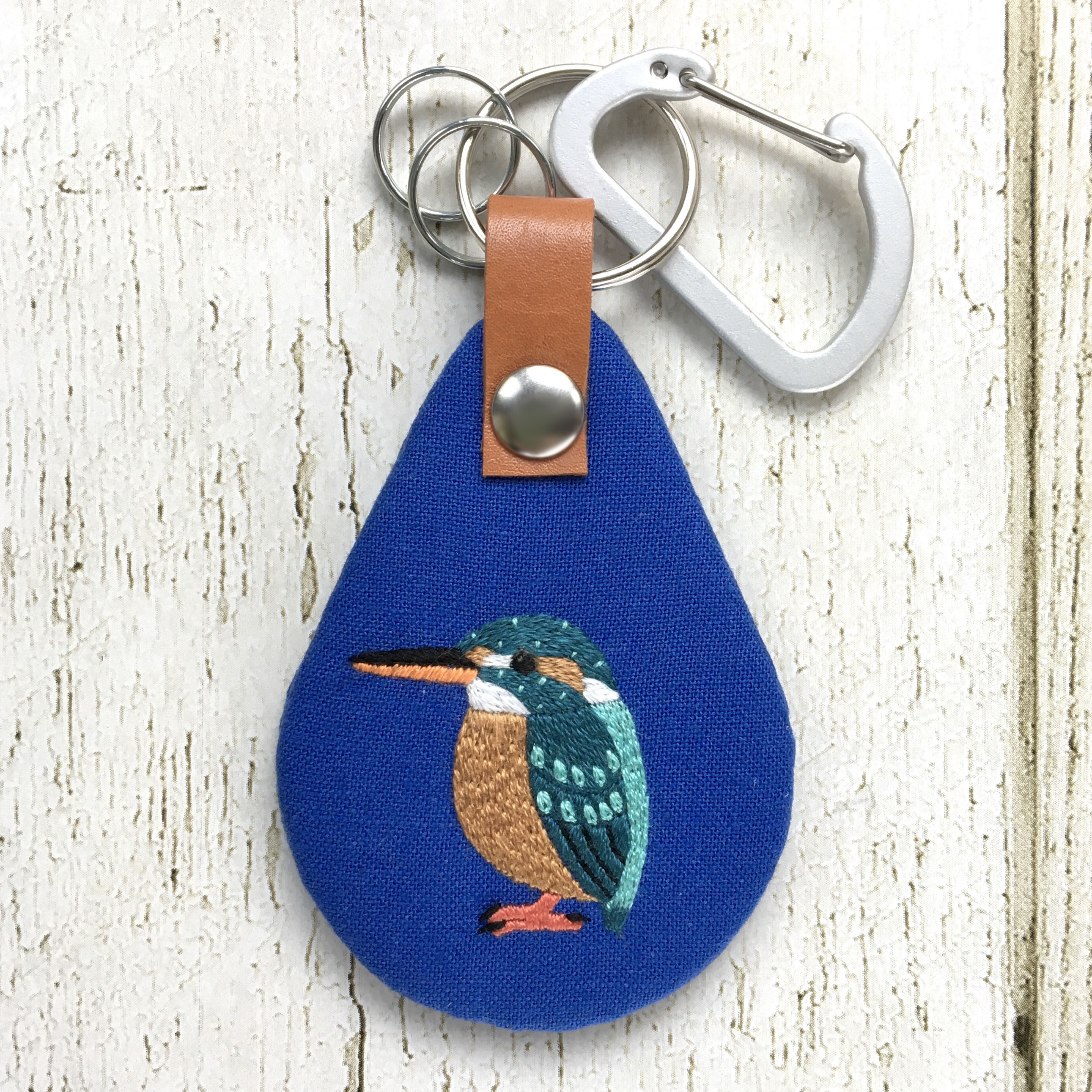 カワセミの刺繍キーホルダー（ブルー）