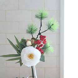 クリーマ限定　迎春和風　お正月飾り　椿と松　床の間玄関ダイニングテーブルに。品質造花+水換え不要人工水アレンジ　富士M 5枚目の画像