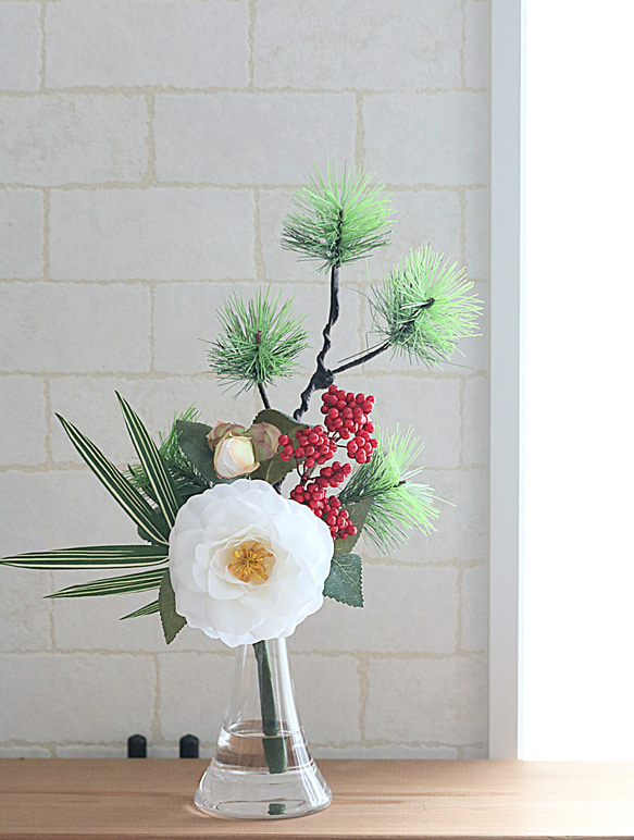 クリーマ限定　迎春和風　お正月飾り　椿と松　床の間玄関ダイニングテーブルに。品質造花+水換え不要人工水アレンジ　富士M 5枚目の画像