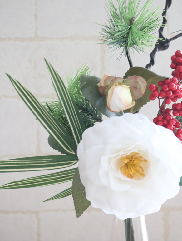 クリーマ限定　迎春和風　お正月飾り　椿と松　床の間玄関ダイニングテーブルに。品質造花+水換え不要人工水アレンジ　富士M 4枚目の画像