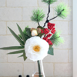 クリーマ限定　迎春和風　お正月飾り　椿と松　床の間玄関ダイニングテーブルに。品質造花+水換え不要人工水アレンジ　富士M 1枚目の画像