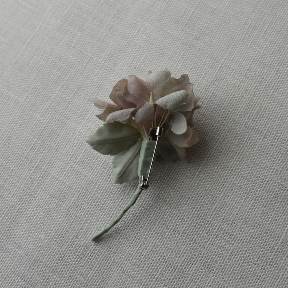 【布花】小さなニュアンスカラーの紫陽花コサージュ 11枚目の画像
