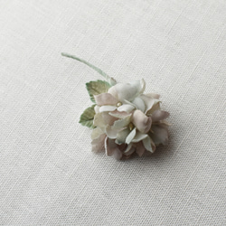 【布花】小さなニュアンスカラーの紫陽花コサージュ 3枚目の画像