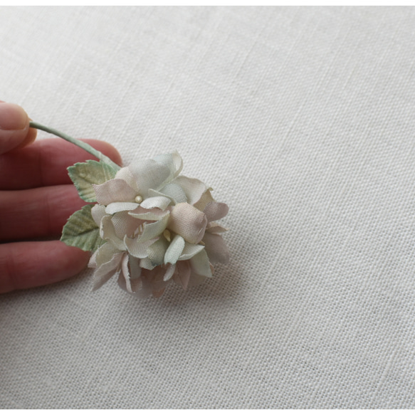 【布花】小さなニュアンスカラーの紫陽花コサージュ 10枚目の画像