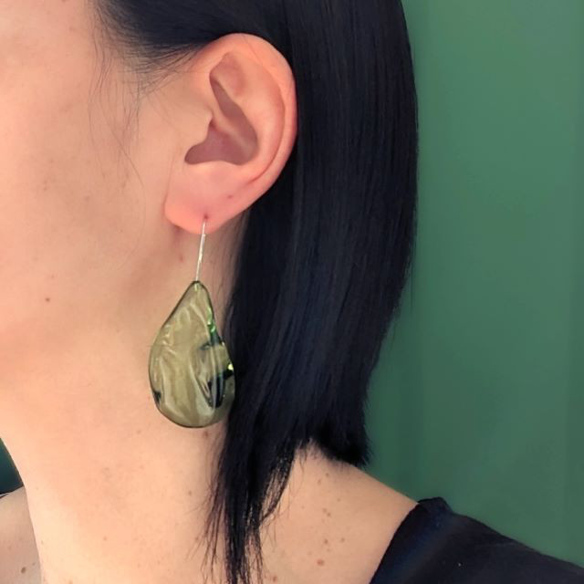 自由な緑琥珀ピアス / K14WG Untamed Green Amber Earrings