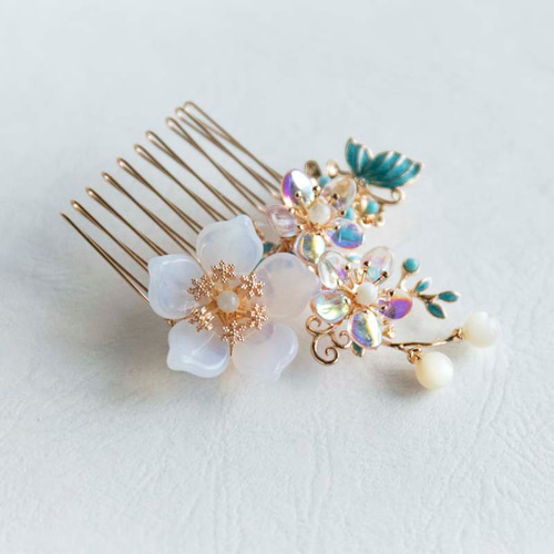 蝶と花 チェコガラスの透明感 白いお花のヘアコーム ブライダル