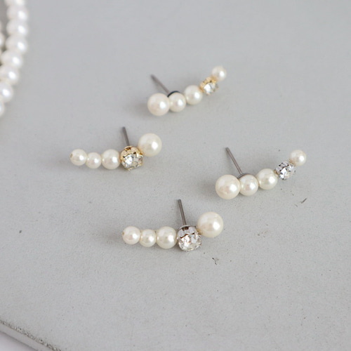 5連パール×ビジュー カーブピアス/イヤリング ピアス（スタッド・一粒