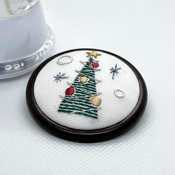 クリスマスツリー　刺繍ブローチ　絹糸と金銀糸の日本刺繍 2枚目の画像