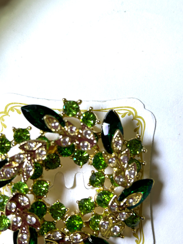 ［送料無料］48 エメラルドグリーンの色が、とても綺麗なサークル形のブローチA❣️ 5枚目の画像